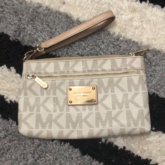 Michael Kors Handbags - MK wrist wallet